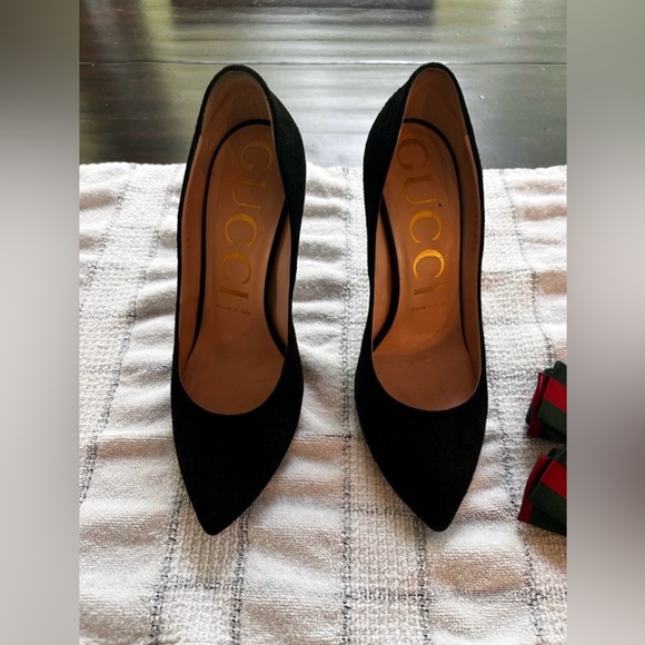 Gucci Black Heels with Green and Red Accent Removable Bow - Picture 4 of 4